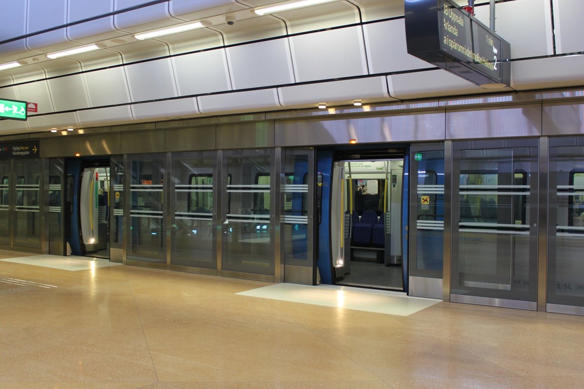 Im Gegensatz zum Citytunnel Malmö oder zu den Citytunneln in Deutschland besitzen die Stationen im neunen Citytunnel in Stockholm Bahnsteigtüren. Aufnahmedatum: 11.07.2017