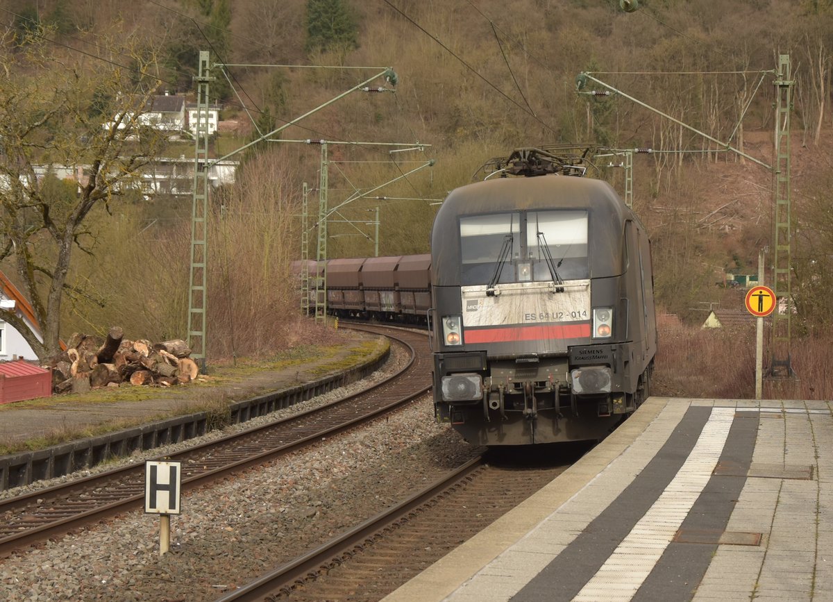 Im Gleiswechsel fährt die 182 514 mit ihrem Kohlezug durch Neckargerach, in Zwingenberg Neckar hat sie auf das Gegengleis gewechselt, wo sie so bis nach Neckarelz fährt. Zwischen Binau und Neckarelz ist eine Baustelle, die Hohlräume unter dem Richtungsgleis Neckarelz beseitigen wird. So werden alle schweren Züge an der Hangseite gefahren. 3.3.2017 
