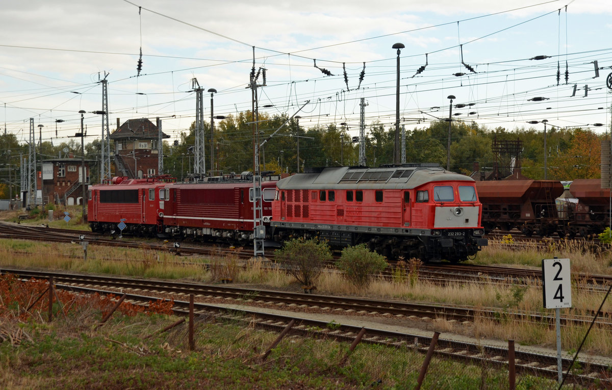 Im Güterbahnhof Wustermark standen am 20.10.18 die WFL-Loks 232 283, 155 110 und 155 159 abgestellt.