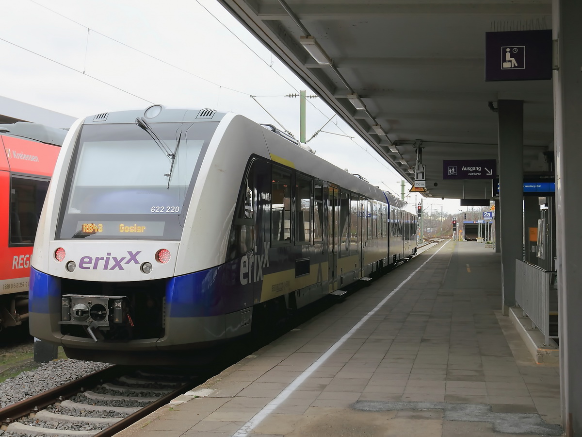 Im Hauptbahnhof von Braunschweig steht am 22. Dezember 2015 als RB 43 622 220 mit 622 720 zur Fahrt nach Goslar bereit. 