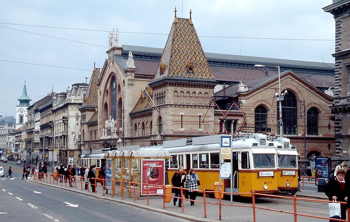 Im Herbst 2002 stehen zwei Uv-Dreiwagenzüge von der Budapester Markthalle, links Uv3 3419, rechts Uv3 3327. Wenn man dort Aufnahmen macht, sollte man auch einen kurzen Abstecher in die Halle machen und die dortige Atmosphäre genießen.