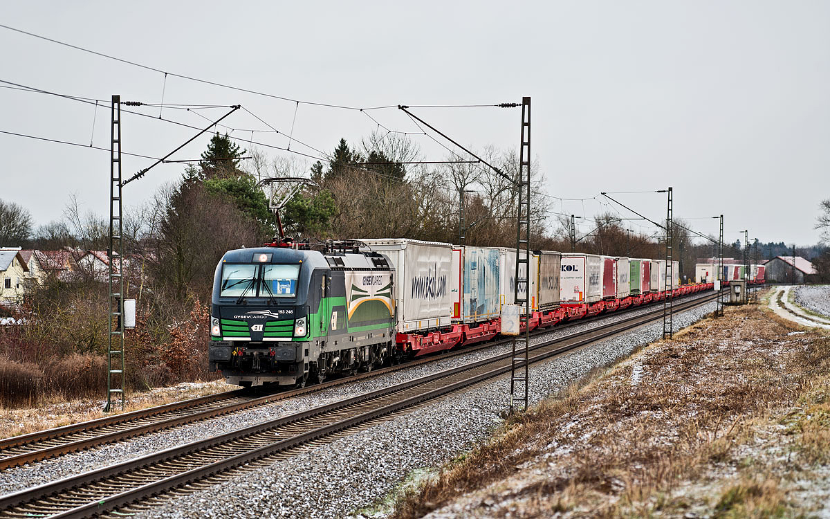 Im Hertha BSC Look kommt die 193 246 mit einem KLV Zug nach Nord in Langenisarhofen vorbei.Bild 9.12.2017