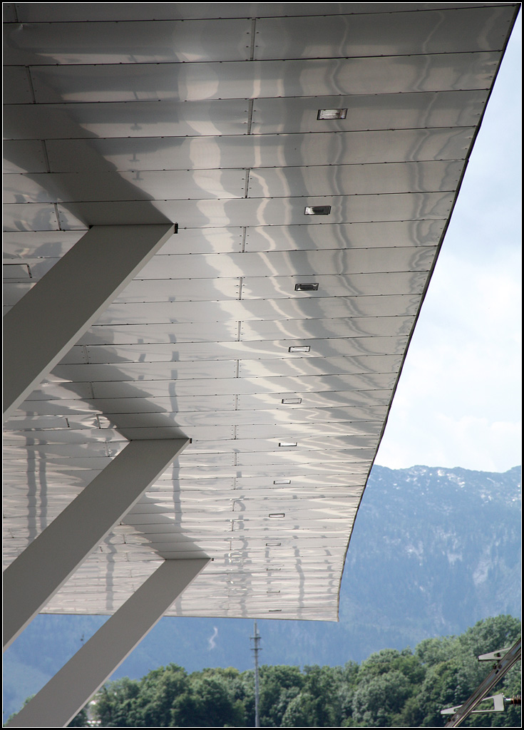 Im Hintergrund die Berge -

Teilansicht eines Bahnsteigdaches des Salzburger Hauptbahnhofes.

02.06.2015 (M)
