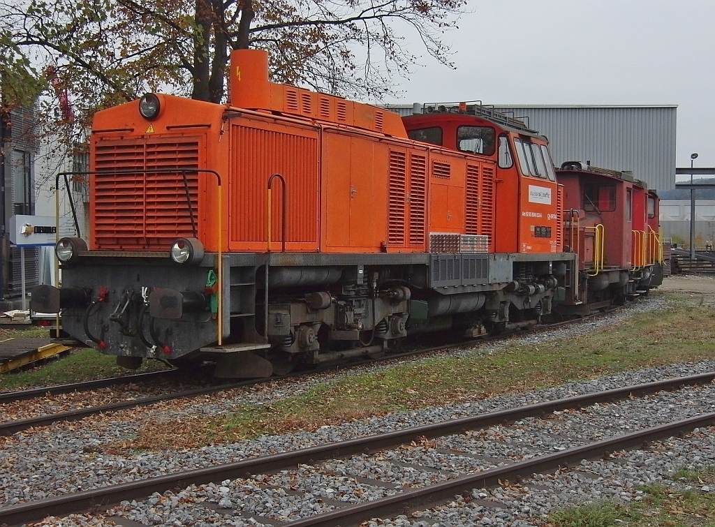 Im Industriegebiet von Frauenfeld stand zur Überraschung des Fotografen diese orangefarbene Diesellok. Am 846 633-6 der Swiss Rail Traffic auf einem Industriegleisanschluß am 17.11.2013. Aufnahmestandort war der Gehweg der durch das Industriegebiet führenden Straße.