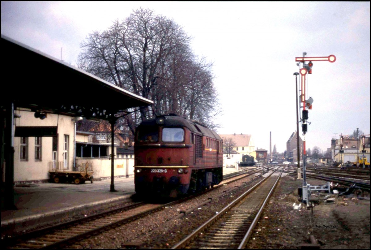 Im Jahr 1992 gab es noch Einsätze der Taigatrommeln. Am 21.3.1992 konnte ich 220328 im Bahnhof Aschersleben solo erleben, als sie durch den Bahnhof brummte. 