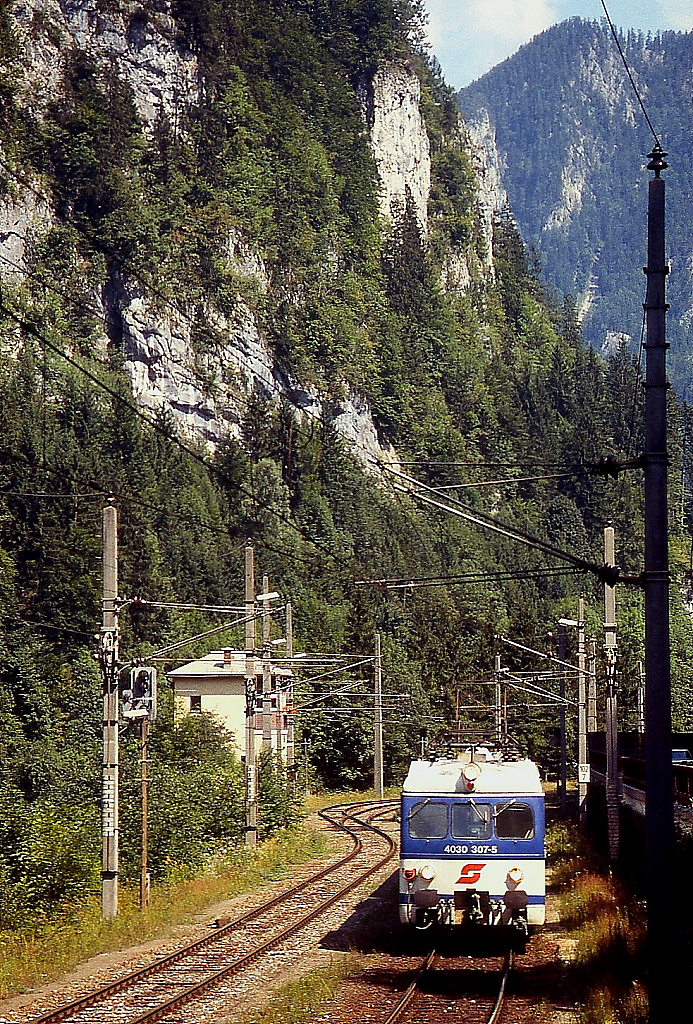 Im Juli 1995 ist 4030 307-5 im Gleisvorfeld des Bahnhofes Hieflau abgestellt