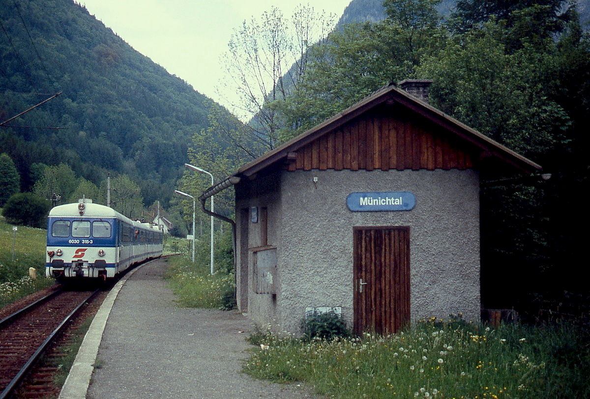 Im Juli 1995 fährt der 4030 315-8 mit dem Steuerwagen 6030 315-3 an der Spitze im Haltepunkt Münichtal ein