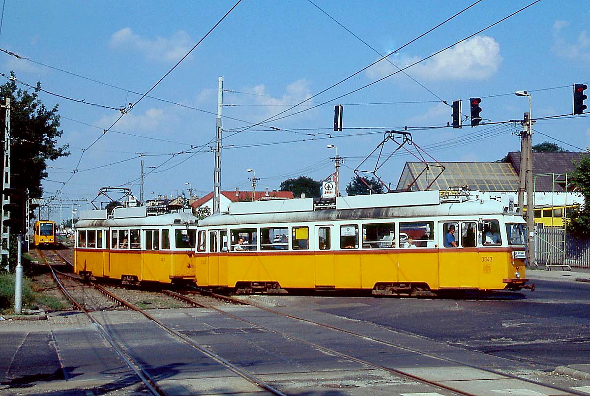 Im Juli 2003 biegen die UV3 3343 und 3330 der Budapester Straßenbahn von der Hatar ut. in die Torök Floris utca ab