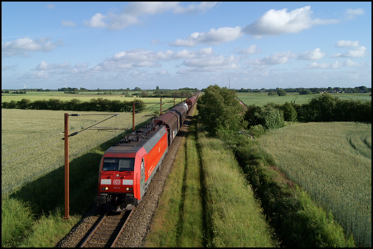 Im Juli 2014 begann der zweigleisige Ausbau der Bahnstrecke zwischen Vojens und Vamdrup. 

Während nördlich der Kestruper Brücke schon die Vorbereitungsarbeiten liefen, war in südlicher Richtung am 13.06.2014 von den anstehenden Veränderungen noch nicht viel zu sehen. 

EG 3113 ist an diesem Abend mit dem leicht verspäteten GD 44736 von Maschen nach Malmö Gbg unterwegs und wird in wenigen Minuten Sommersted erreichen. 

Heute ist diese Stelle kaum wiederzuerkennen ...