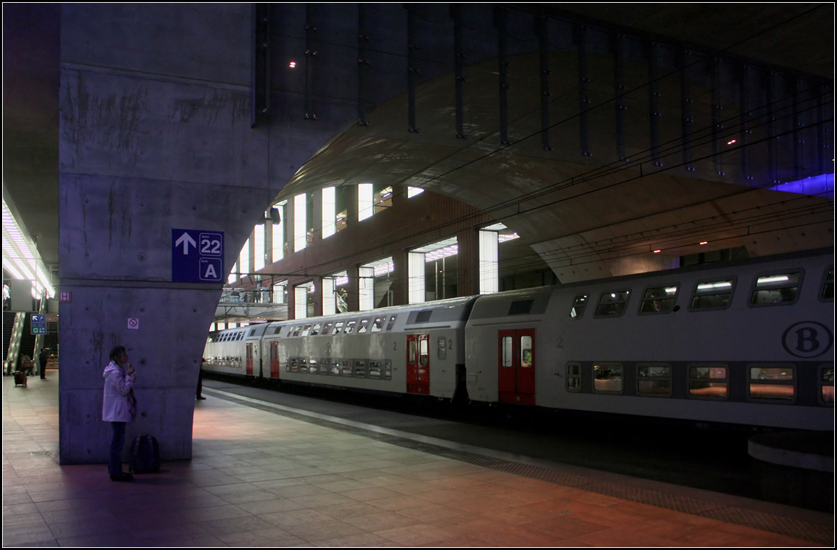 Im Keller -

Die untereste von drei übereinander liegenden Bahnsteigebenen in Antwerpen Centraal ist für die durchgehenden Züge in Richtung Niederlande ohne Kopfgleise gestaltet.

21.06.2016 (M)