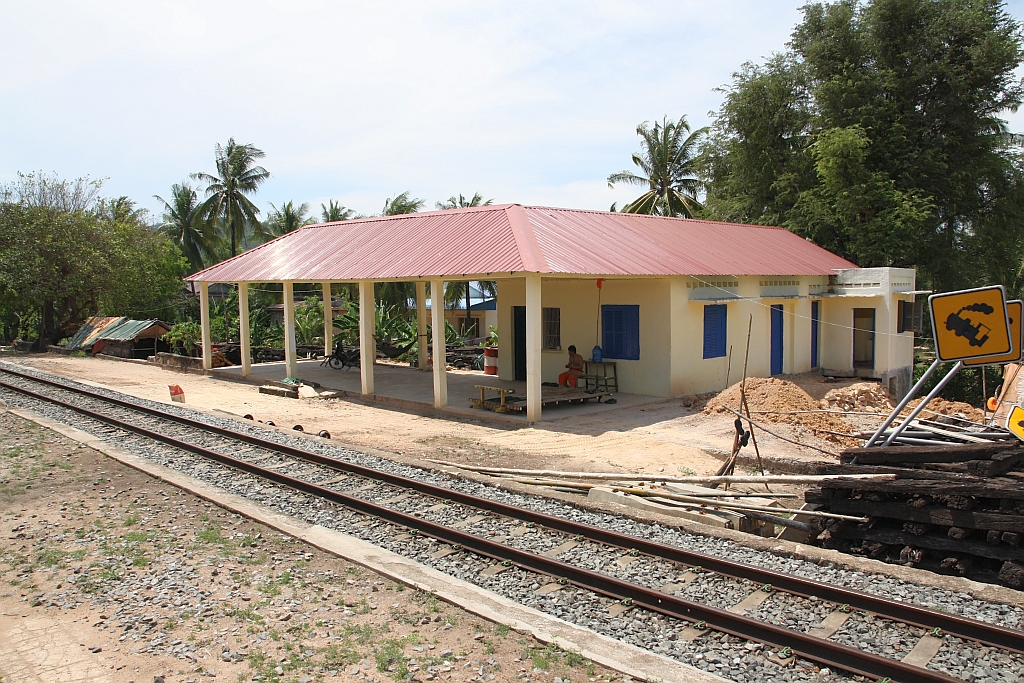 Im KM 216,60 der Strecke Phnom Penh - Sihanoukville liegt die noch(?) nicht in Betrieb befindliche Veal Renh Station. Bild vom 18.März 2017.