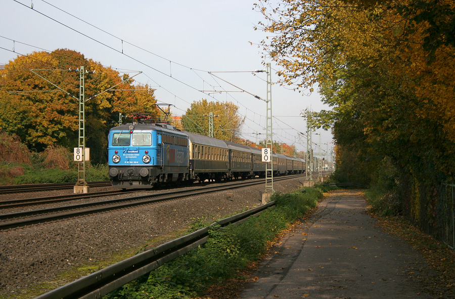 Im Kölner Norden wurde 1042 520 mit ihrem bunten Wagenpark abgelichtet.
Aufnahmedatum: 29.10.2010.