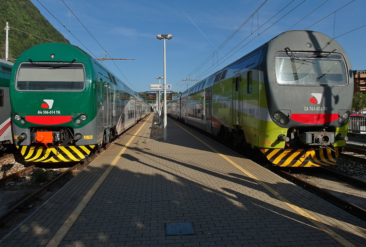 Im Kopfbahnhof von Laveno-Mombello Nord sind am 16.05.2015 Triebzge der Baureihen Ale 506 und EA 761 abgestellt.