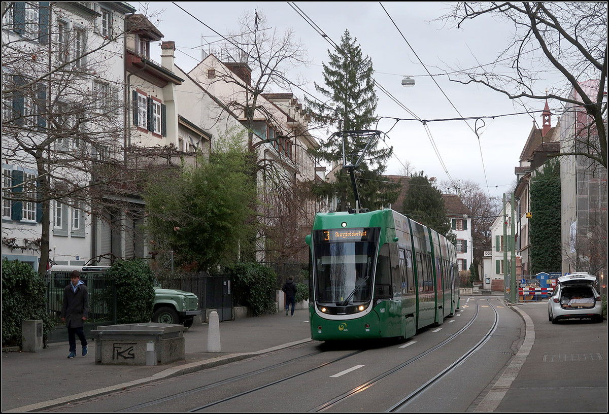 Im Leonhardsgraben -

Eine Flexity II der Linie 3 im Straßenzug Leonhardsgraben. Nach dem Bau einer Neubaustrecke durch den Petersgraben soll zukünftig hier auch die Linie 16 verkehren, die bisher an der Schiffslände endet. Die Linie wird nach dem Petergraben parallel zu Linie 11 durch die Elsässerstraße fahren um dann zum Bahnhof St. Johann abzubiegen um dort zu Enden.

09.03.2019 (M)