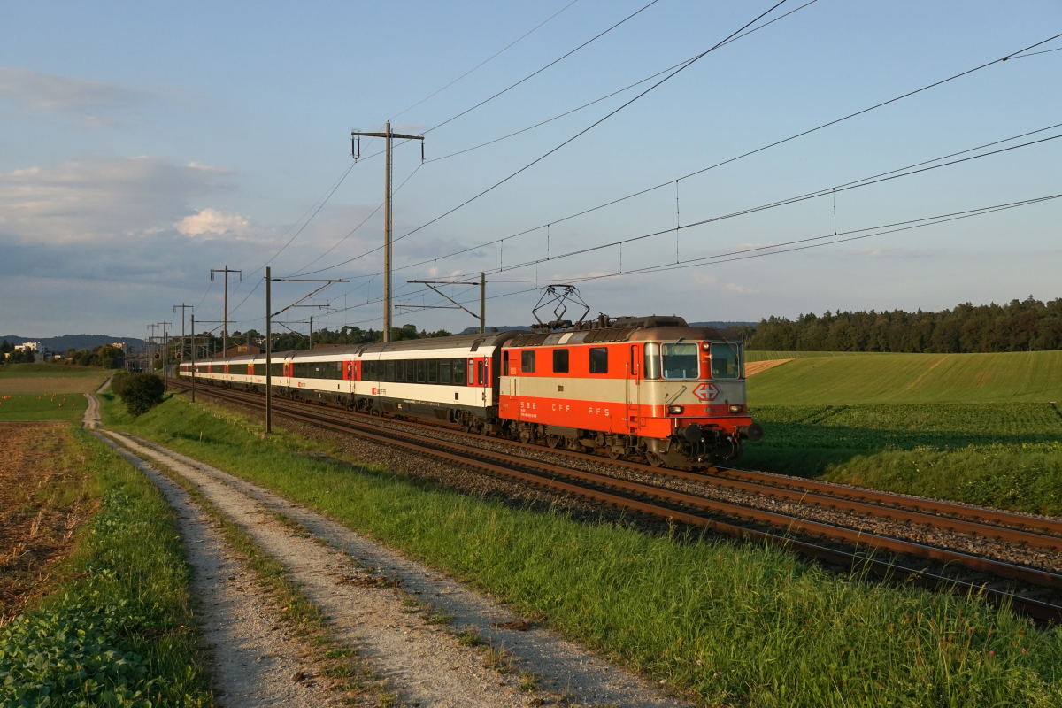 Im letzten Abendlicht kommt der Swiss Express-Anstrich der Re 4/4 II 11108 besonders gut zur Geltung. Aufgenommen wurde das Bild am 01.09.2016 kurz vor Niederglatt.