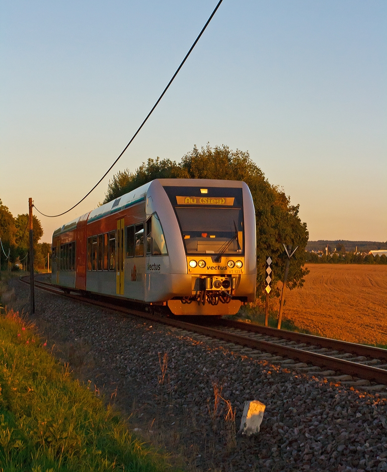 im letzten Licht an der Oberwesterwaldbahn (KBS461)...

Der VT 123 der vectus Verkehrsgesellschaft mbH, ein Stadler GTW 2/6, fhrt am 05.09.2013 (19:46 Uhr) der untergehenden Sonne entgegen, hier hinter Hachenburg in Richtung Altenkirchen.
Er fhrt als RB 28 (Oberwesterwald-Bahn) die Verbindung Limburg(Lahn) - Westerburg - Hachenburg - Altenkirchen - Au (Sieg). 
Einen freundlichen Gru dem Tf retour.