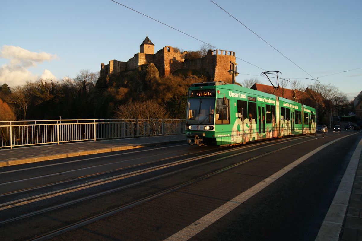 Im letzten Sonnenlicht des 24.02.2016 passiert MGT6D Nr. 632 der HAVAG auf Linie 7 nach Kröllwitz die Kröllwitzer Brücke vor der Kulisse der Oberburg Giebichenstein.
