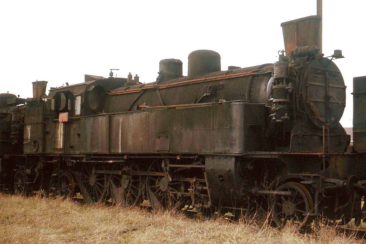Im März 1975 waren schon vor Jahren ausgemusterte Dampfloklokomotiven in einer langen Reihe auf den Gleisen des Heizhauses Straßhof abgestellt, hier eine ÖBB-77 mit Giesl-Ejektor (ex kkStB Reihe 629), von der die allerletzen Exemplare zu diesem Zeitpunkt noch als Reserveloks dienten