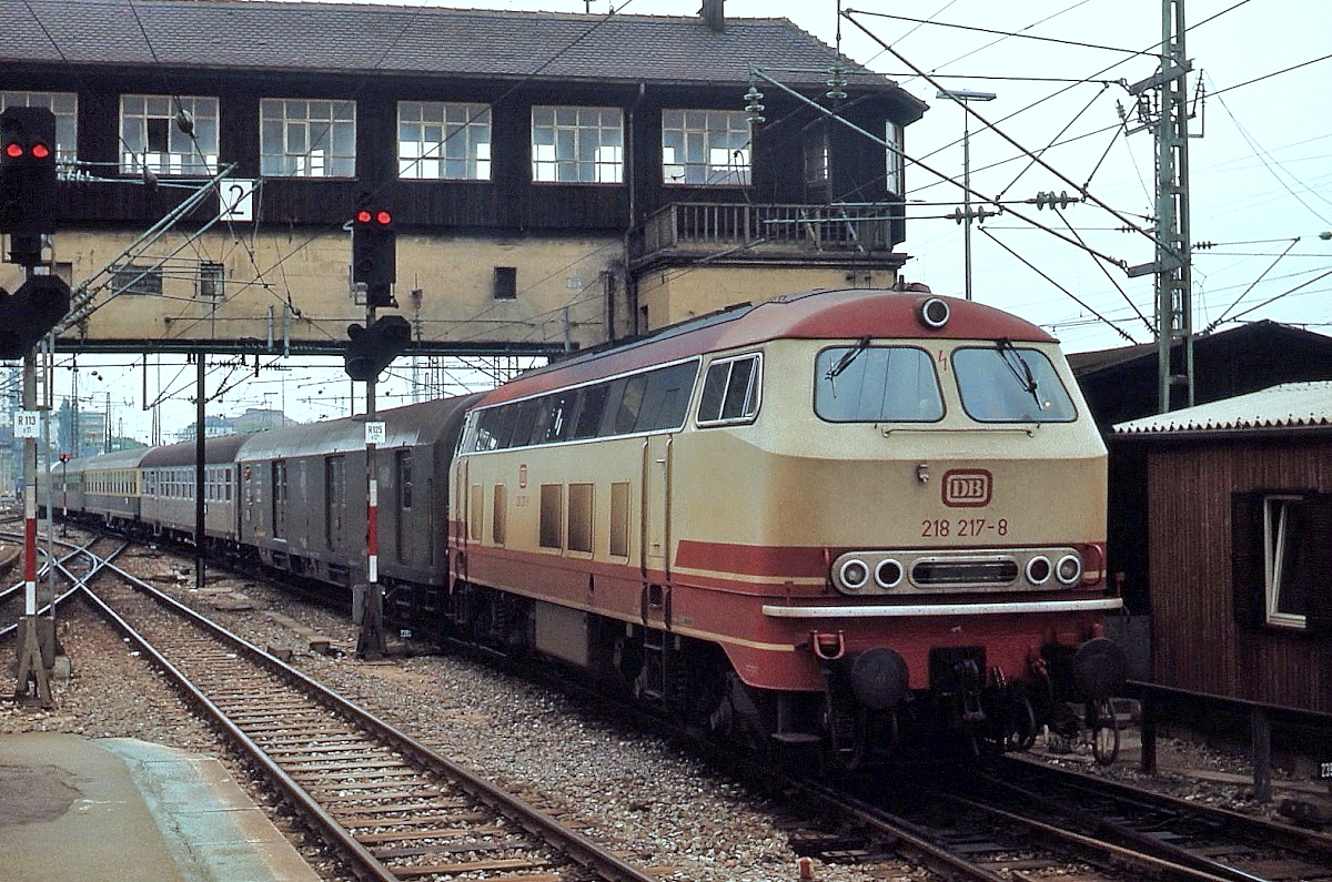 Im Mai 1978 fährt 218 217-8 unter dem kurz danach abgerissenen Reiterstellwerk in den Stuttgarter Hauptbahnhof ein. Von ihrer Abnahme am 03.02.1974 bis zum 06.08.2002 trug sie als einzige 218 eine rot-beige Lackierung. Im Dezember 2009 wurde sie abgestellt und steht heute verkehrsrot lackiert in Koblenz-Lützel.