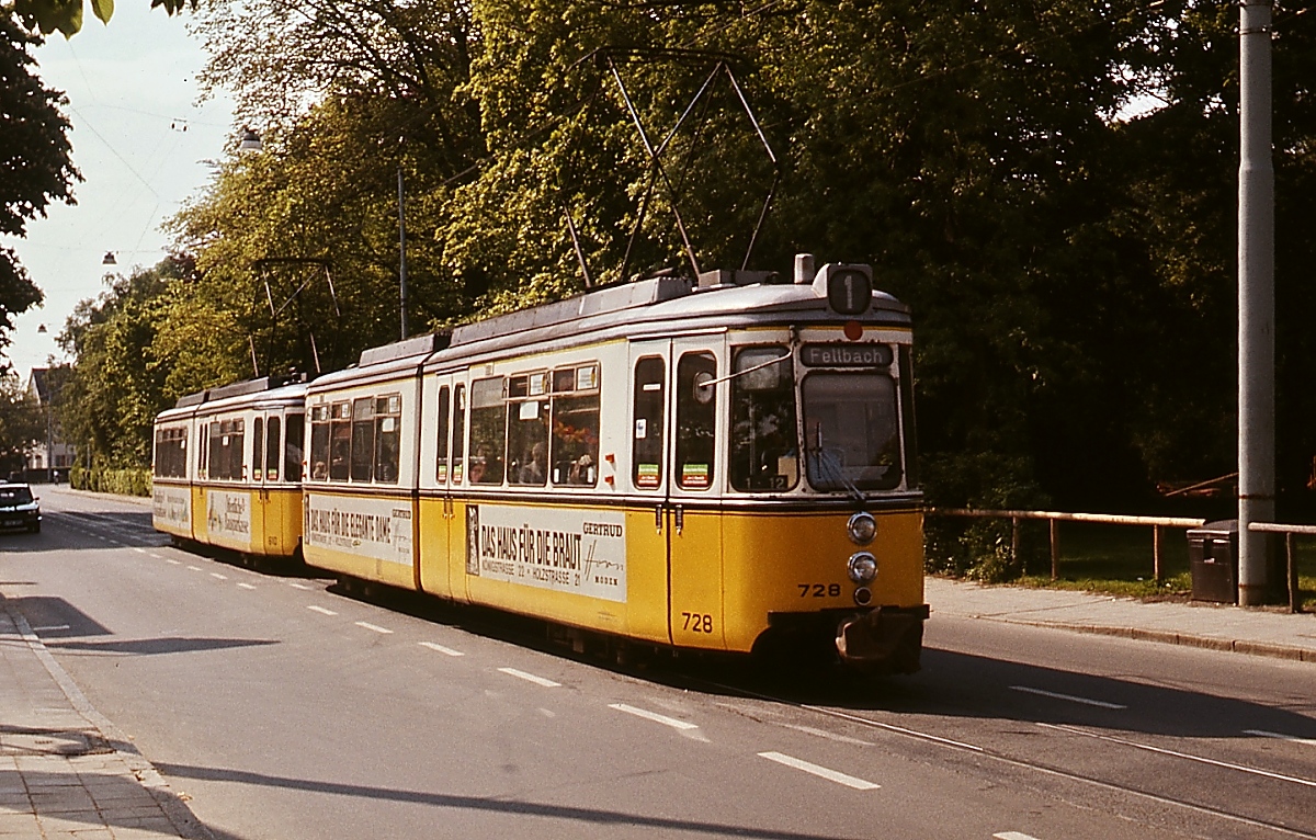 Im Mai 1978 machen sich zwei GT4, vorne GT4 728, in Suttgart-Vaihingen auf den Weg nach Fellbach