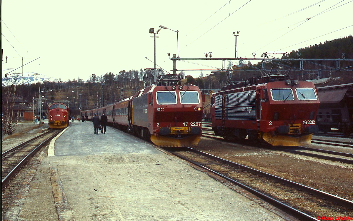Im Mai 1988 ist El 17 2227 mit einem Schnellzug von Trondheim nach Oslo in Dombas eingetroffen, daneben El 16 2212. Im Hintergrund Di 3.624 vor einem Personenzug nach Andalsnes.
