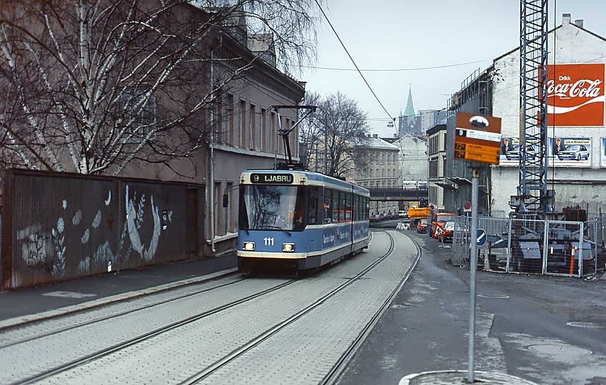 Im Mai 1988 fährt der SL-79 111 der Osloer Straßenbahn auf der Linie 9 hinauf nach Ljabru