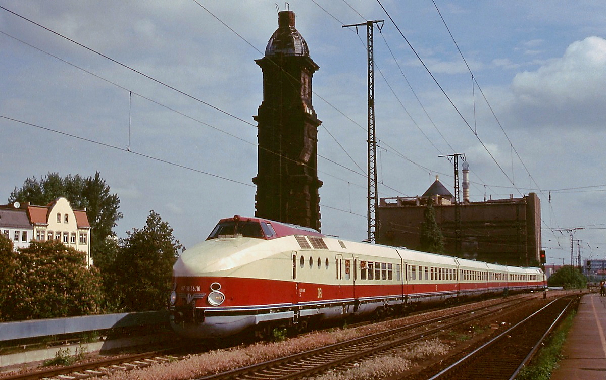 Im Mai 2002 durchfährt ein Sonderzug mit VT 18.16.10 und 07 den Bahnhof Dresden-Mitte