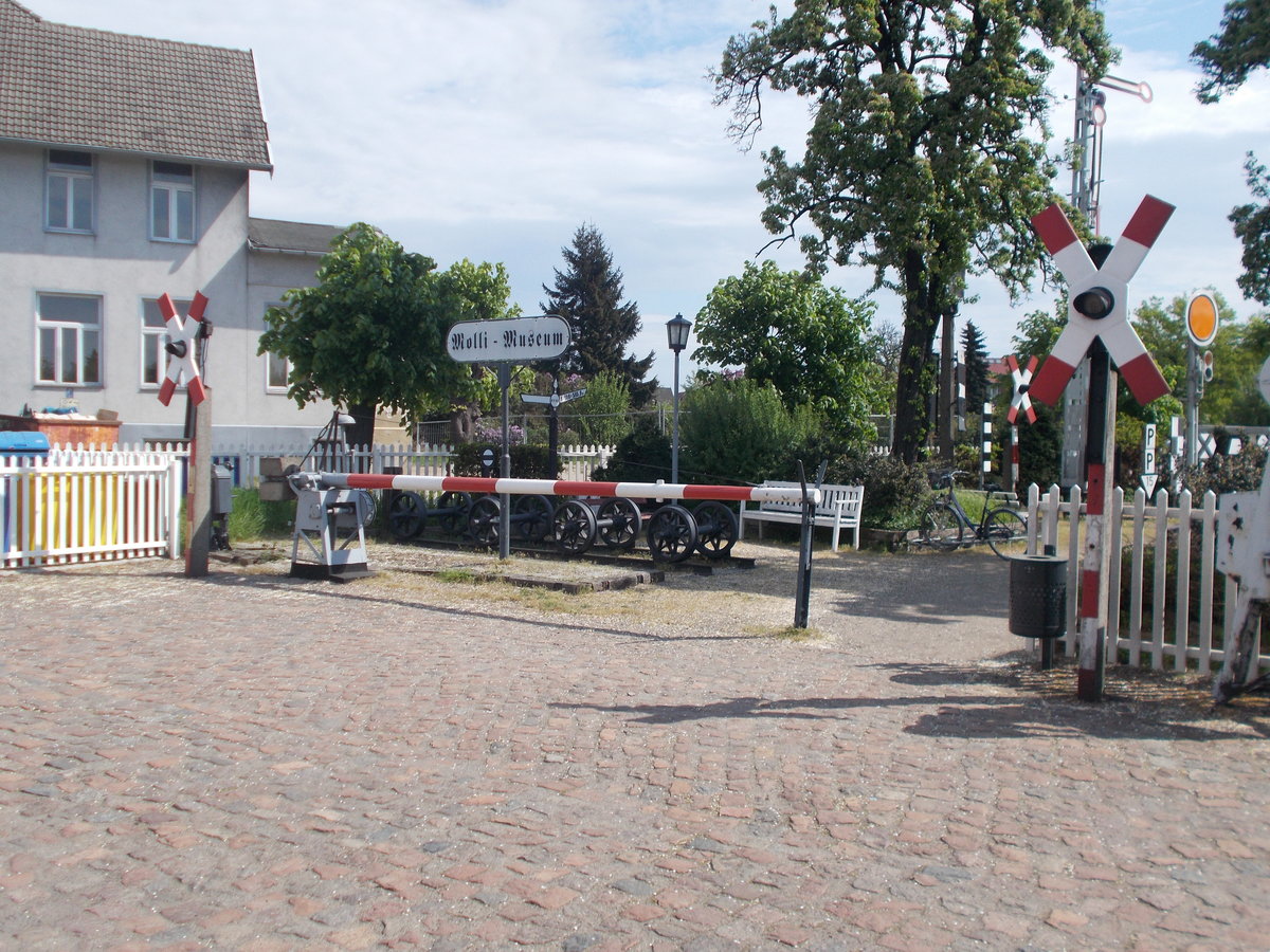 Im Molli Museum im Bahnhof Kühlungsborn West ausgestellt,diese Schrankenanlage.Aufnahme vom 10.Mai 2018.