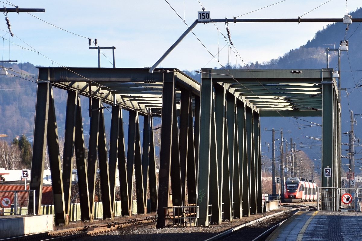 Im Nahverkehr in Vorarlberg gibt es 2 Möglichkeiten: S-Bahn (mit Halt in allen Stationen) oder Regional-Express (REX, lässt kleinere Stationen aus). In beiden Fällen kommen in erster Linie Talent-Triebzüge der BR 4024 zum Einsatz.
4024.034 nähert sich am 05.01.2018 als S 1 (Zug-Nr. 5609, von Lindau Hbf nach Bludenz) von Dornbirn kommend der Brücke über die Dornbirner Ach und der Haltestelle Dornbirn-Schoren
