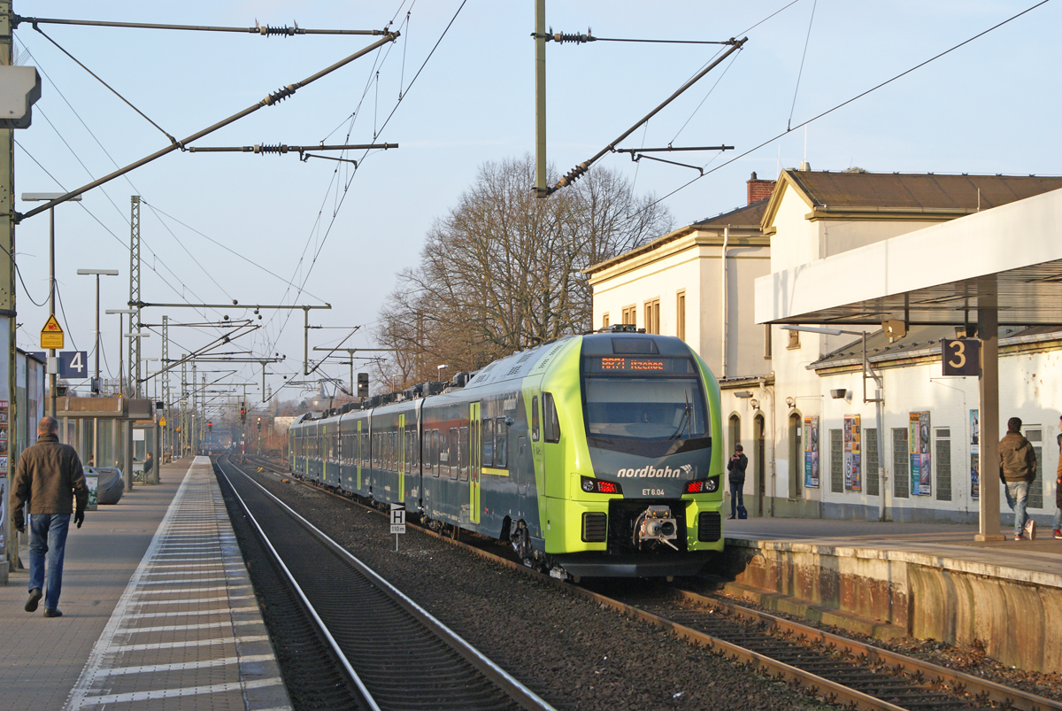 Im Netz Mitte, welches die RB-Leistungen von Hamburg nach Itzehoe und Wrist beinhaltet, kommen seit 14. Dezember 2014 Triebwagen vom Typ FLIRT 3 der Nordbahn zum Einsatz. Ein solcher Triebwagen beschleunigt als Zug der Linie RB 71 am 14.12.2014 im Bahnhof von Pinneberg.