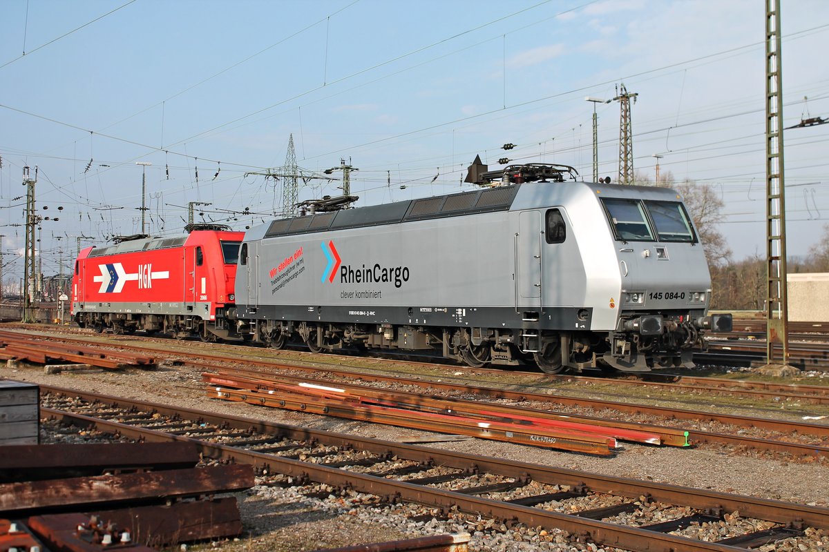 Im nördlichen Vorfeld vom Badischen Bahnhof von Basel, stand am 10.02.2017 die RHC 145 084-0 zusammen mit RHC 2066 (185 631-9)  HGK  abgestellt und warteten dort auf ihren nächsten Einsatz.