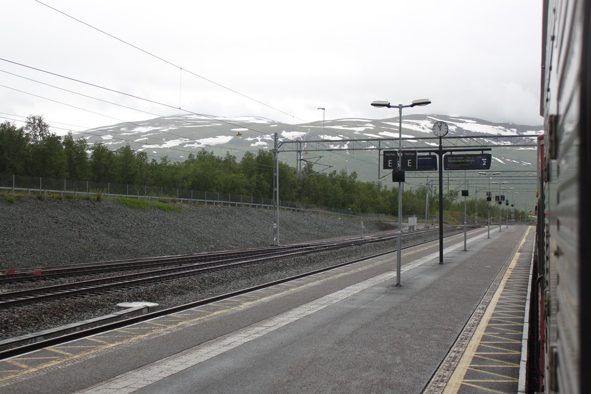 Im nördlichsten Teil von Schweden, in Lappland, liegt selbst im Sommer noch Schnee. Nattåg 94 nach Narvik legt am 18.07.2017 im Bahnhof Abisko Östra einen Zusteigehalt ein.