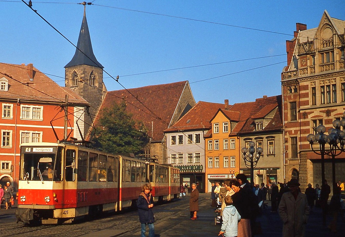 Im Oktober 1980 haben zwei KT4D, vorne Nr. 425, die Haltestelle Am Anger im Erfurter Stadtzentrum erreicht