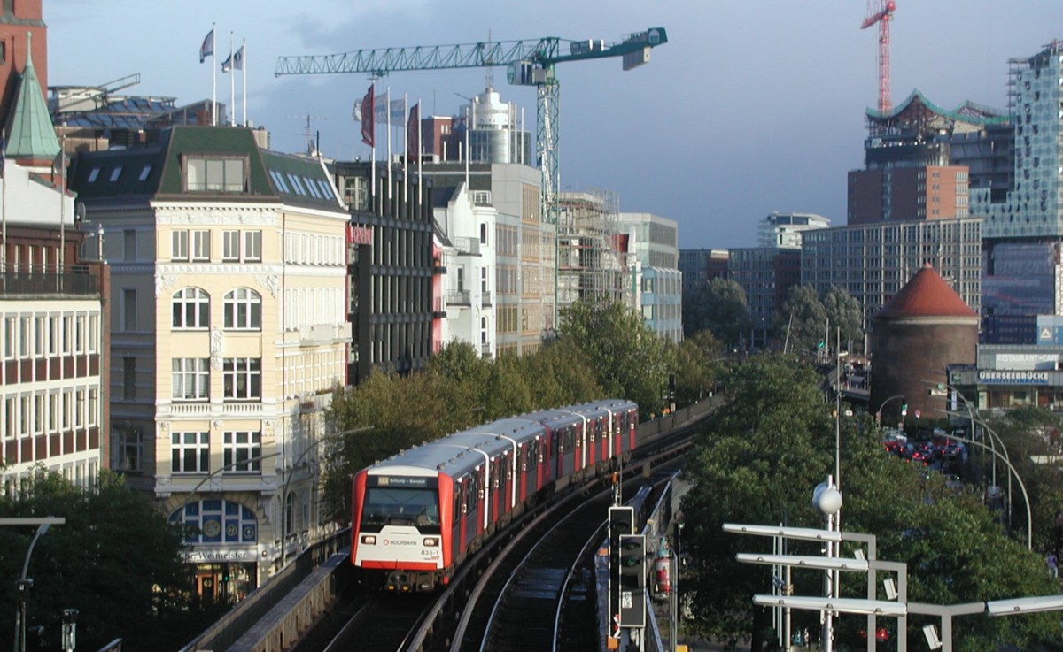 Im Oktober 2010 fährt ein DT3-E (835) in den Bahnhof Landungsbrücken ein.