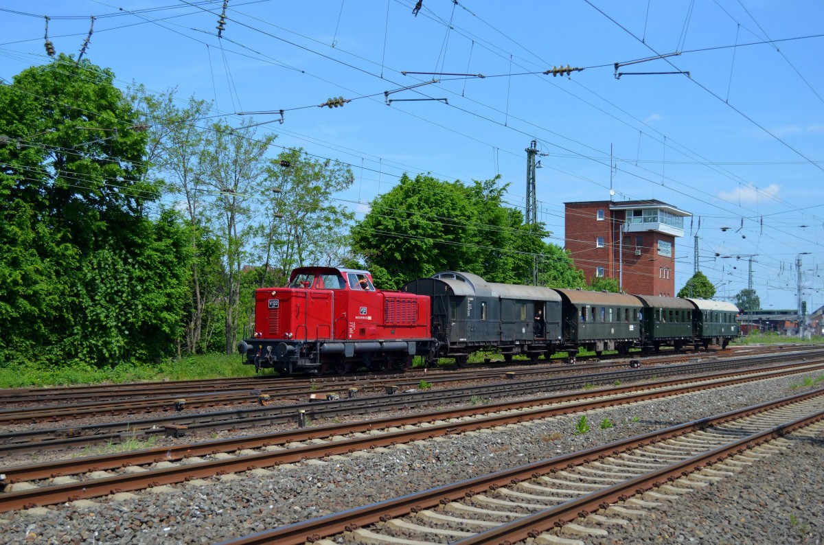 Im Rahmen der Bahnwelttage 2015 in Darmstadt-Kranichstein war diese hübsche Zuggarnitur am 17.05.2015 unterhalb des Stellwerkes unterwegs.