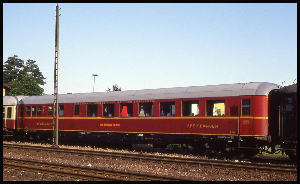Im Rahmen einer Fahrzeugschau in Hersbruck r. d. Pegnitz am 27.6.1992 wurde auch dieser ehemalige DSG Speisewagen gezeigt. Das Fahrzeug trug die Nummer 518009-80101-1 Wrügh und gehörte zu diesem Zeitpunkt dem Eisenbahn Kurier in Freiburg. Früher waren diese Speisewagen u. a. Bestandteil der F-Züge auf der Relation Köln - Hamburg.