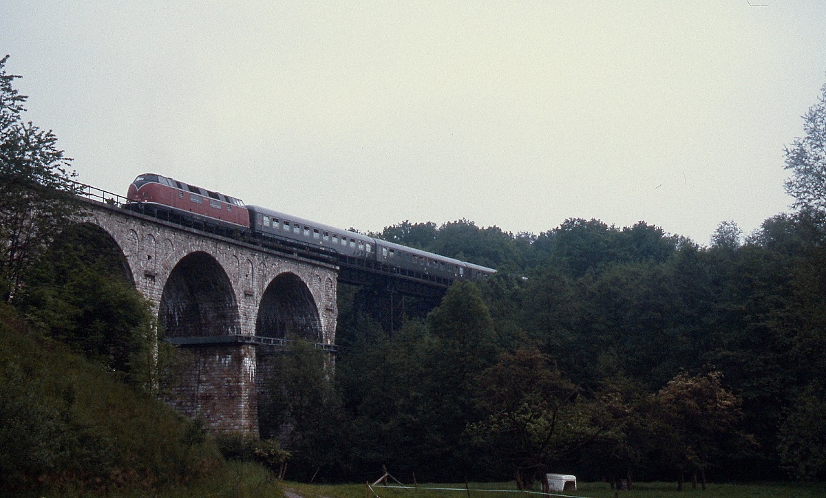 Im Rahmen einer Sonderfahrt über die Vennbahn überquert die V 200 033 im Frühjahr 1994 den Falkenbachviadukt über das Tal der Inde bei Kornelimünster