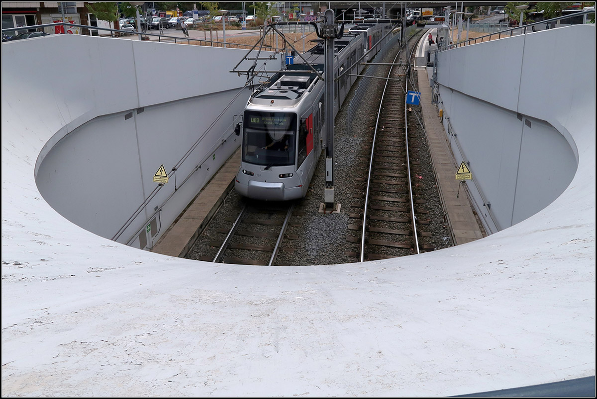 Im Rampenrund -

Einfahrt einer Straßenbahn an der Haltestelle Bilk S in den Tunnel der Düsseldorfer Wehrhahnlinie. 

14.08.2018 (M)