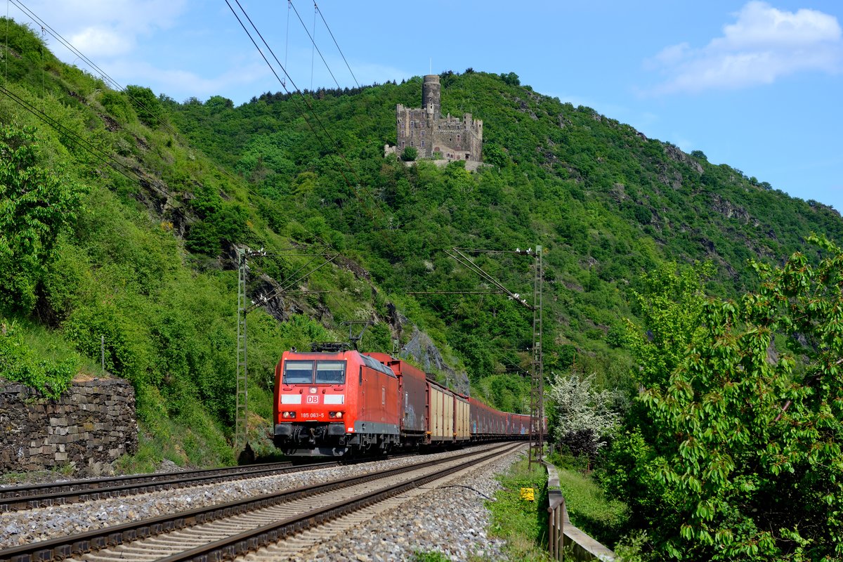 Im Rheintal unterhalb der Burg Maus konnte am 10. Mai 2015 die 185 063 mit ihrem GA 47568 von Heilbronn Gbf nach Ruisbroek fotografiert werden. Der Zug hat Teile für das Audi Werk in Brüssel geladen.