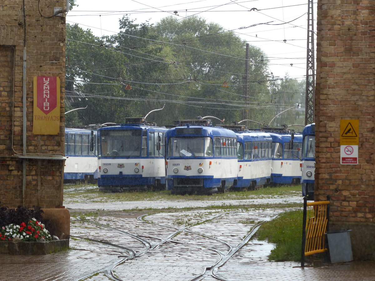 Im Rigaer Tram-Depot werden die moderneren T3MR und die älteren T3SU bei den immer wiederkehrenden starken Regenschauern ordentlich nass. 7.8.2016