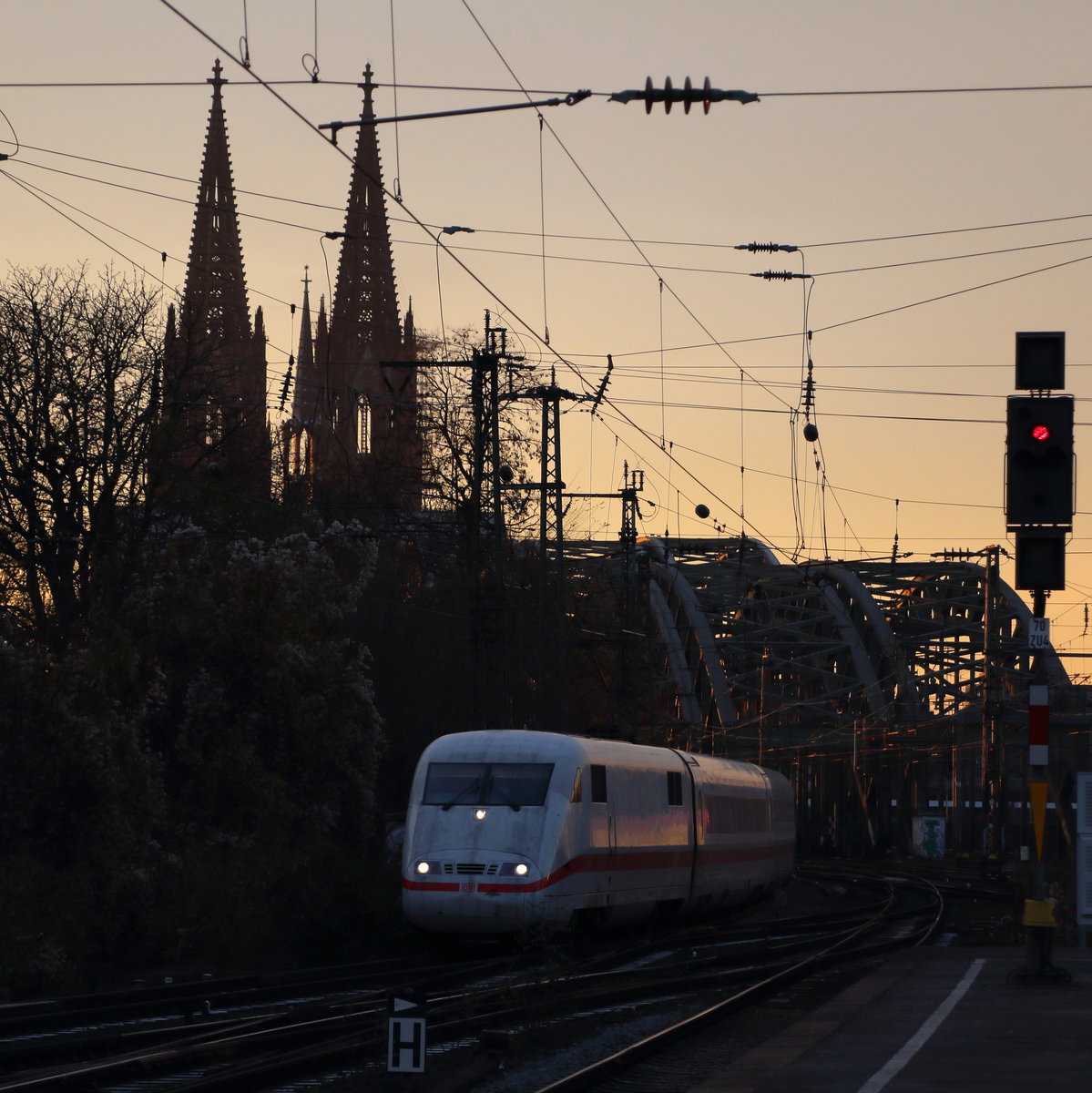 Im Schatten vom Dom...
..verlässt Tz 108  Lichtenfels  die Dom-Stadt als ICE 1026 (Frankfurt(Main)Hbf - Hamburg Altona).

Köln Messe/Deutz, 30. November 2016