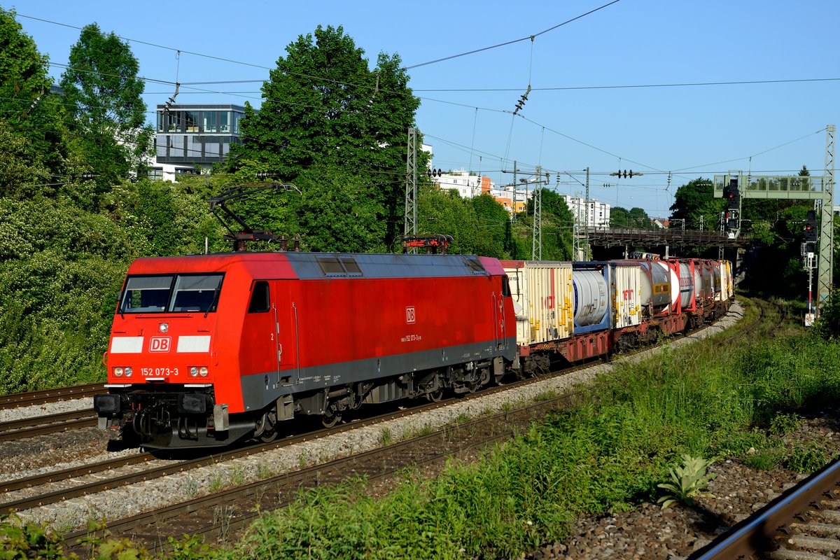 Im schönsten Abendlicht brachte am 13. Juni 2013 die saubere 152 073 ihren Zug des kombinierten Ladungsverkehrs die Steigung vom Südbahnhof zum Heimeranplatz hinauf. Gestartet ist der Zug im Containerbahnhof in München Riem.