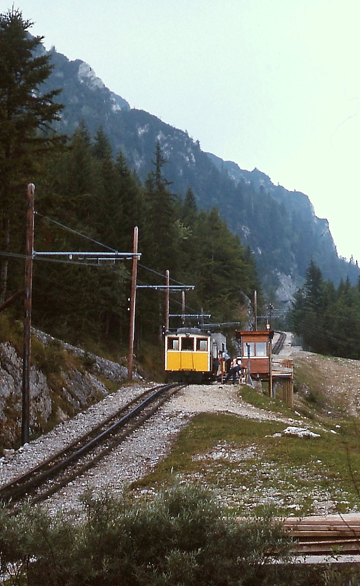 Im Sommer 1976 legt ein Zug der Wendelsteinbahn einen Zwischenhalt an der Station Mitteralm ein