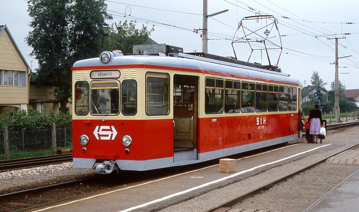 Im Sommer 1980 wartet der ET 20.109 von Stern & Hafferl im Bahnhof Bürmoos auf Fahrgäste nach Trimmelkam. Auch das Stückgut wartet noch auf seine Verladung. Der Triebwagen wurde 1956 von der Waggonfabrik Rastatt gebaut und an die Extertalbahn geliefert, die ihn nach Einstellung des Personenverkehrs 1969 an Stern & Hafferl verkaufte.