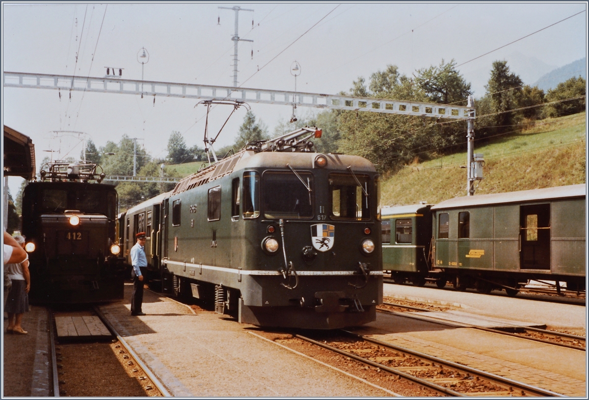 Im Sommer 1984 waren die meisten RhB Loks und Wagen noch Grün. In Filisur wartet die Ge 4/4 II 617 mit ihre Schnellzug 557 von Chur nach St.Moritz auf die Weiterfahrt, rechts im Bild ist der Anschlusszug nach Davos zu erkennen und links im Bild wartet die Ge 6/6 I 412 mit einem Güterzug.
20. August 1984