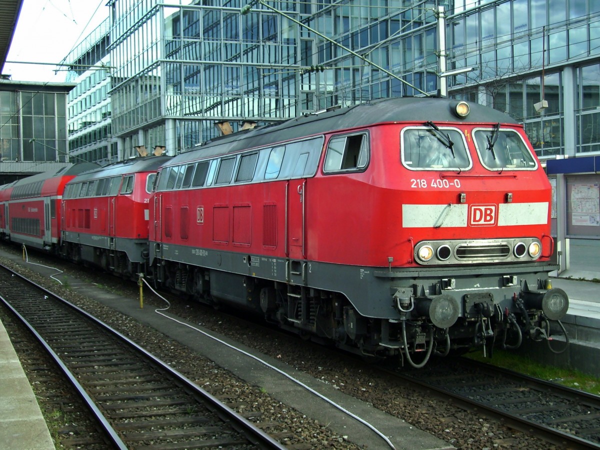Im Sommer 2010 stand die 218 400-0 zusammen mit einer Schwestermaschiene auf Gleis 11 in München Hbf mit einem 7 Dostos-Wagenzug und warten auf die Abfahrt.