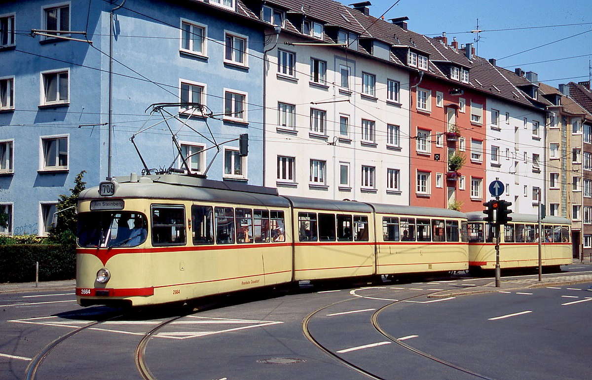 Im Sommer 2010 verkehrte noch ein GT8 als mittäglicher  Schülerzug  auf der Linie 706, hier biegt der GT8 2664 vom Hennekamp in die Himmelgeister Straße ein. Bald danach wurde er nach Poznan/Posen verkauft und verkehrt dort heute unter der Nummer 711.
