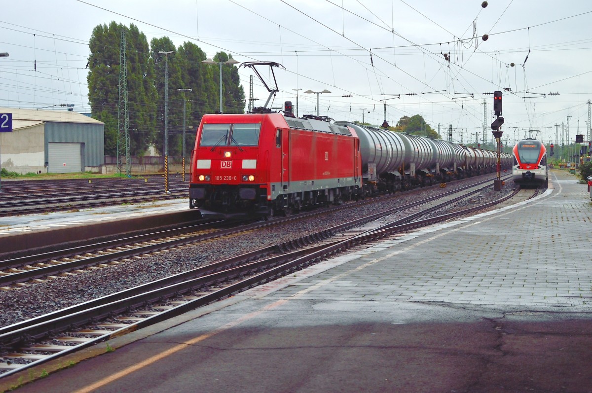 Im strömenden Regen kommt die  185 230-0 mit Tankwagen am Haken durch Neuwied in Richtung Linz gefahren. 14.9.2013