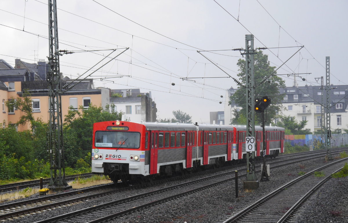 Im strömenden Regen  rast  der S28-Express, bestehend aus den VT2E ex-AKN nr. 2.42 und 2.39 am Nachmittag des 24.7.17 an Düsseldorf-Flingern vorbei Richtung Düsseldorf Hbf. Obwohl er sogar das Ferngleis benutzt, braucht er 5 Minuten länger für Mettmann - Düsseldorf als die regulären Regiobahn-Talente. Dass diese vom VRR beauftragte alternative RE4/S8-Ersatzleistung mit Anschlussbus Mettmann - Wuppertal-Vohwinkel kaum jemand nutzt, sei am Rande vermerkt.