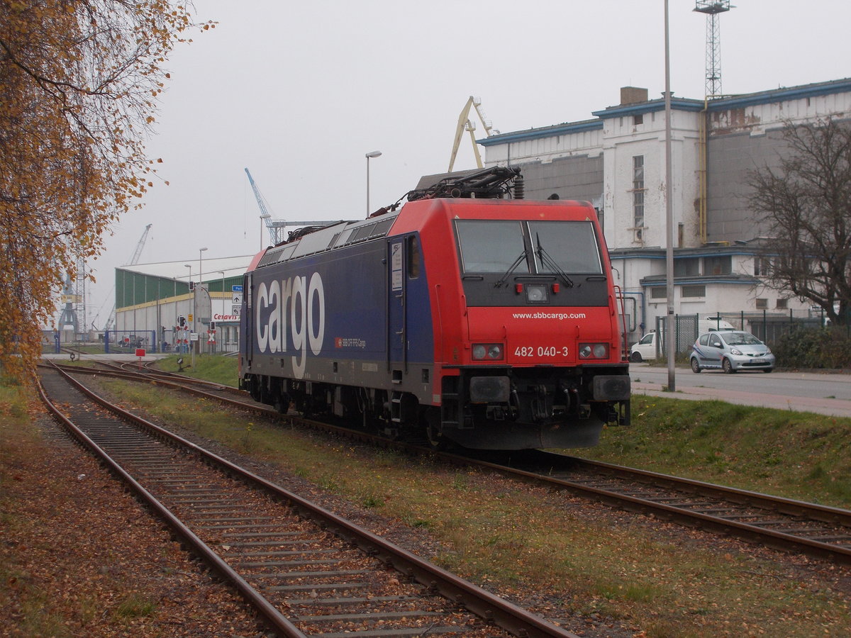 Im stromlosen Übergabebereich zum Stralsunder Nord-und Südhafen abgestellt,am 09.November 2017,die Schweizer 482 040.